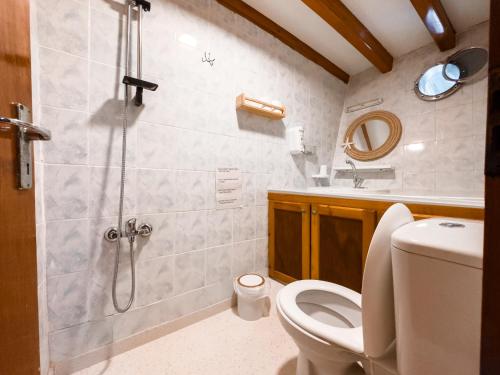 费特希耶Seaborn Legend的带淋浴、卫生间和盥洗盆的浴室