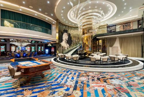 凯里尼亚Kaya Palazzo Resort & Casino的一艘配有三角钢琴的游轮上的大堂