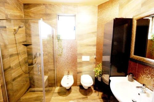 卡什泰拉Seaview Pool Villa with cinema up to 26的浴室配有卫生间、盥洗盆和淋浴。