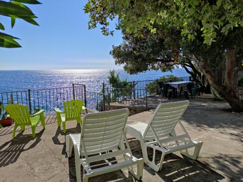 巴尔Luxury Seaside Holm Oak Villa with Private Beach的一组椅子坐在海边