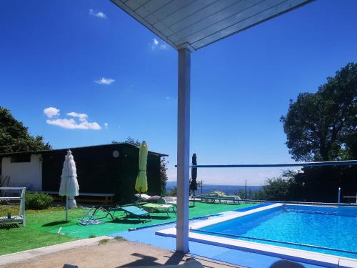 GuardeaCasa vacanze Guardea的享有房屋景致的游泳池