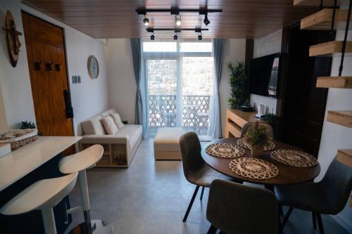 碧瑶Tinker's Cabin Baguio的小型客厅配有桌椅