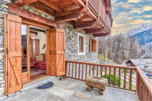 巴多尼奇亚5 min Piste Sci, Garage - Ski House Prerichard的带阳台的度假屋,享有山景