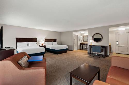 亚历山德里亚亚历山德里亚南部贝尔沃堡汉普顿套房酒店的酒店客房,设有两张床和一张沙发