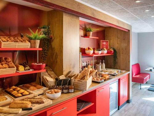 圣乔治得戈宜必思彭托森湾圣米歇尔山酒店 的面包店,面包上有很多不同种类的面包