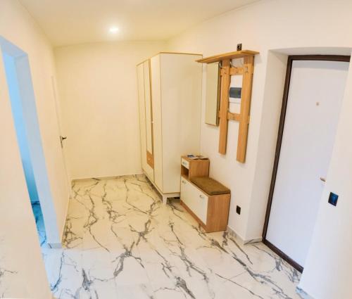 基辅Апартаменты в новострое рядом с центром的客房铺有大理石地板,配有衣柜。