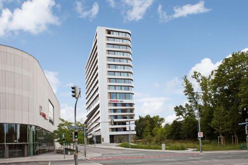 慕尼黑Hampton By Hilton Munich City Center East的街道拐角处高大的白色建筑