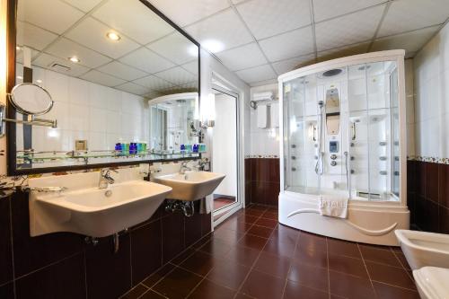 朱尼耶波特路纳度假酒店的一间带两个盥洗盆和淋浴的浴室