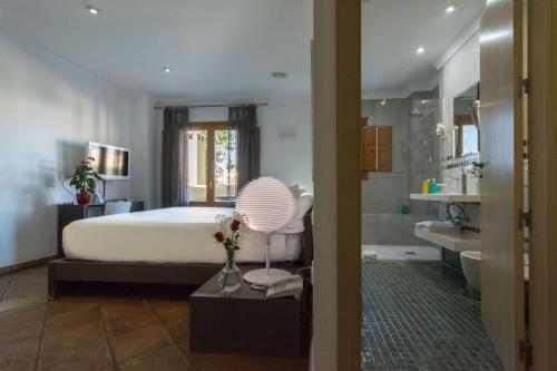 德尼亚努乌罗马酒店的一间卧室设有一张床和一间浴室。
