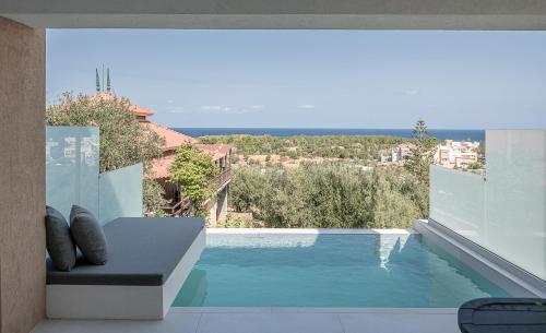 达拉索Nuovo Luxury Suites的从房子里可欣赏到游泳池的景色