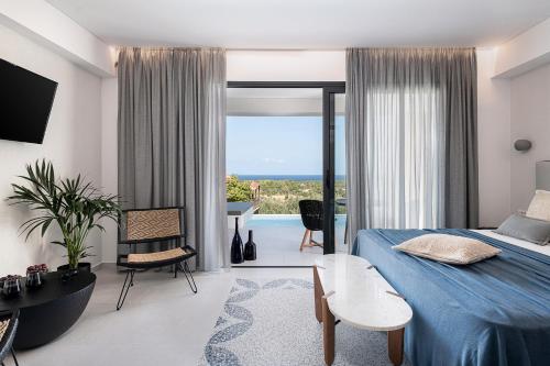 达拉索Nuovo Luxury Suites的一间配备有蓝色床的卧室,享有海景