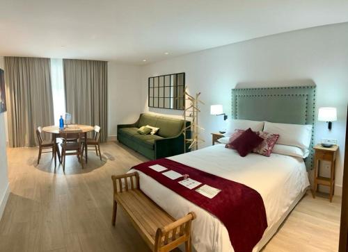 奇皮奥纳Apartamentos Turísticos La Plaza的酒店客房设有一张大床和一张桌子。