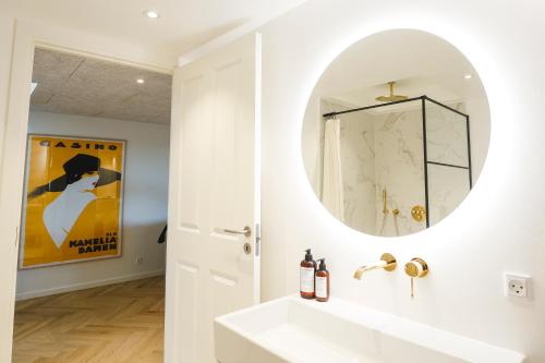 科灵STAY Penthouse的浴室设有白色水槽和镜子
