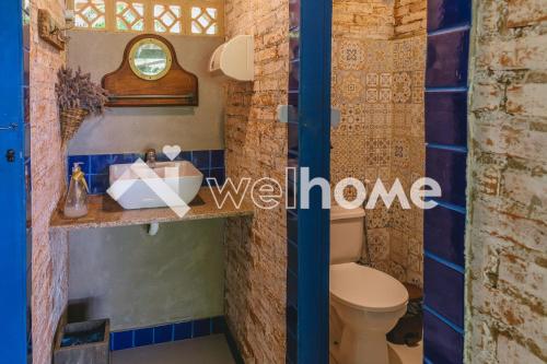 DivisaCasa de campo com ampla área verde e churrasqueira的一间带卫生间和水槽的浴室