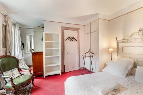 巴黎"Maison 1850 Paris 18" Chambre avec terrasse et parking en option的卧室配有白色的床和椅子