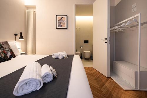 维罗纳Verona Liberty Flats - Torricelle e Adige的酒店客房的床上配有2条毛巾