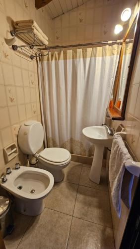 圣拉斐尔Cabaña de Encanto的一间带卫生间和水槽的浴室