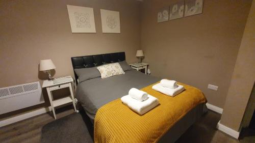 利兹The Savile, Luxury Apartment Leeds - Your Next Stay的一间卧室配有带毛巾的床