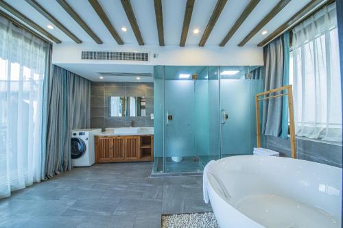 丽江丽江初缘度假庭院的带浴缸、淋浴和盥洗盆的浴室