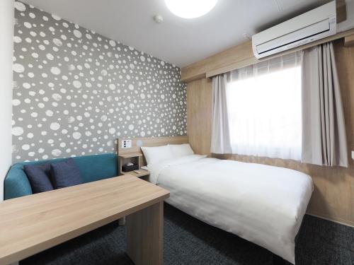 成田Tabino Hotel EXpress Narita的酒店客房设有床和窗户。