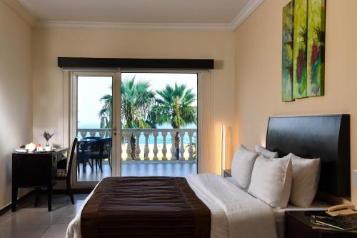 朱尼耶波特路纳度假酒店的一间卧室设有一张床,享有阳台的景色