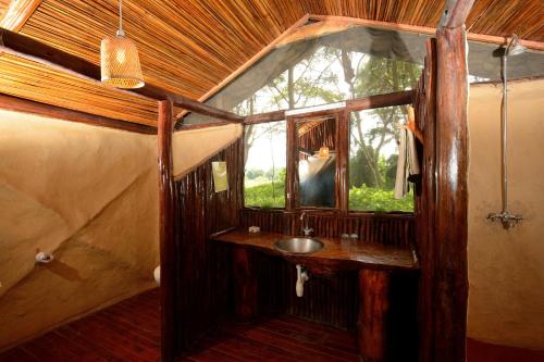姆托瓦姆布Migunga Tented Camp的一间带水槽和窗户的浴室