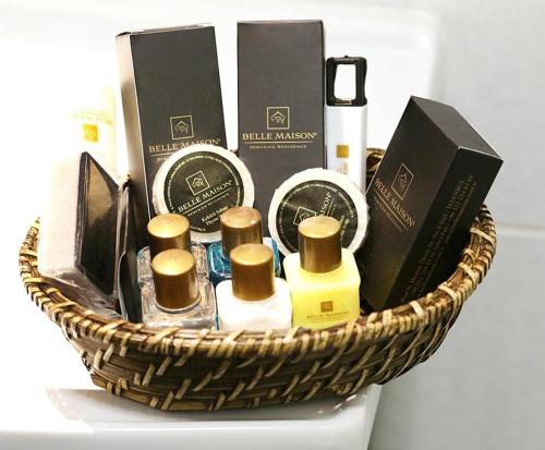 伊斯坦布尔百丽梅森酒店的桌上装满香水和其他产品的篮子
