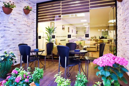伊斯坦布尔百丽梅森酒店的一间设有桌椅和鲜花的等候室