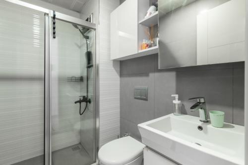 安塔利亚Comfy Residence Flat 3 min to Mall of Antalya的浴室配有卫生间、盥洗盆和淋浴。