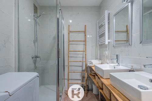格勒诺布尔L'Authentic Green的带淋浴、盥洗盆和卫生间的浴室