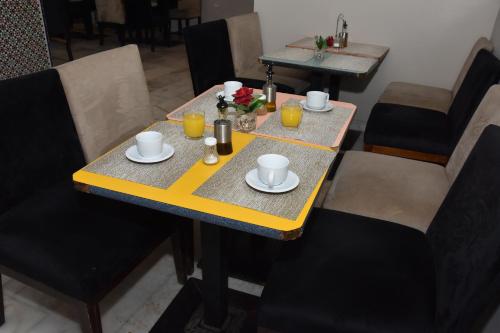 卡萨布兰卡Cadé Hotel的一张桌子,上面放着两盘食物
