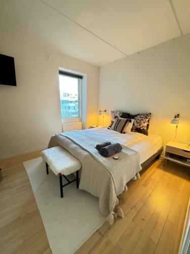 哥本哈根Cute Pug Guest Room的一间卧室设有一张大床和一个窗户。