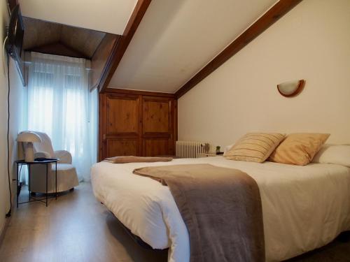 埃斯皮纳马雷蒙纳旅馆的一间卧室设有一张带木制天花板的大床