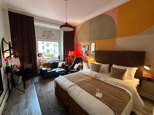 哥德堡昂尼克森酒店的一间卧室设有一张床和一间客厅。