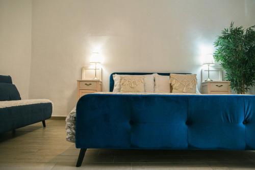 多尔切阿夸Casa Eva的一张蓝色的沙发,位于带床的房间