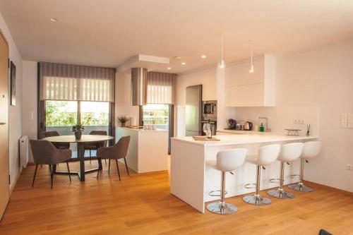 雅典Voula Luxury Apartment的厨房以及带桌椅的用餐室。