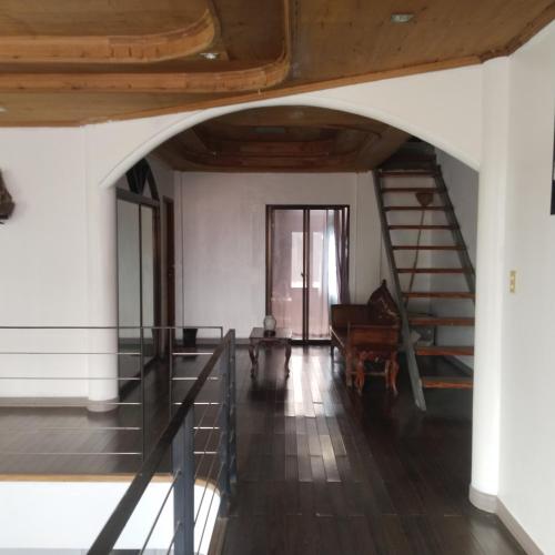 TumauiniMadria's Pension House Reddoorz的房屋内带楼梯的开放式走廊