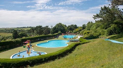 纽基Luxury 3 bedroom Maple View Lodge, Newquay, Cornwall的一个带两个游泳池的水上公园