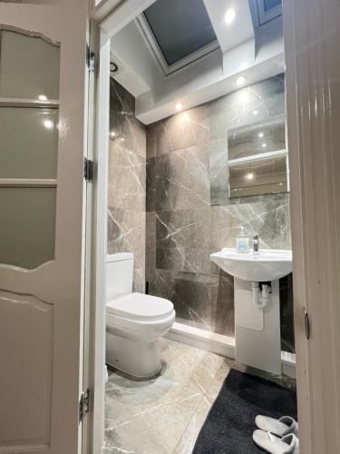 伦敦StayEasy En-Suite London的一间带卫生间和水槽的浴室