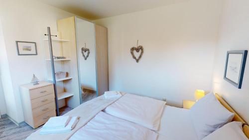 格洛米茨Sonnenhügel App. 04的一间卧室配有一张床和一个带镜子的梳妆台