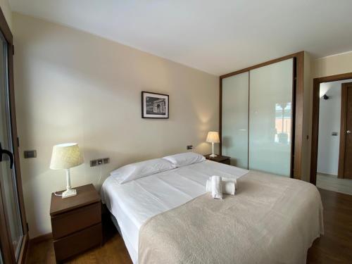 博尔德斯·代瓦里拉Prat de Baix Bordas d'Envalira的一间卧室配有一张床,上面有两条毛巾