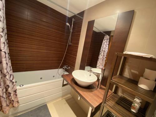 博尔德斯·代瓦里拉Prat de Baix Bordas d'Envalira的浴室配有盥洗盆、卫生间和浴缸。