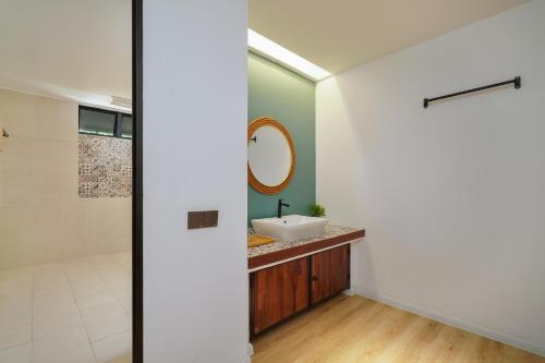 瓜拉丁加奴Villapadu Bayu的一间带水槽和镜子的浴室