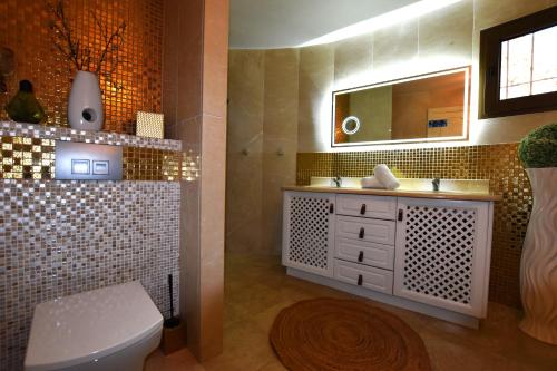 贝尼萨Fustera Villa El Salvador的一间带卫生间、水槽和镜子的浴室