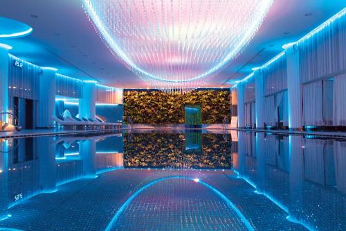 基辅Tsarsky Hotel的蓝色和紫色照明的酒店游泳池