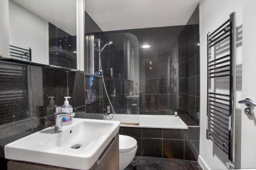 克罗伊登Lovely Spacious Central Croydon Apartment的一间带水槽和卫生间的浴室