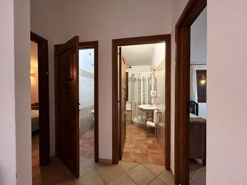 AnnunziataHotel I Menhirs的带2扇门的浴室和带水槽的浴室