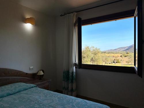 AnnunziataHotel I Menhirs的一间卧室设有一张床和一个美景窗户。