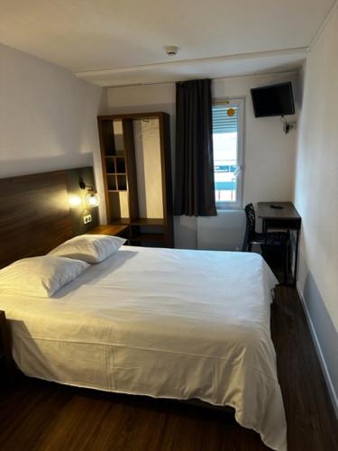 皮耶尔莱阿可纳皮耶尔拉耶酒店的卧室配有白色的床和窗户。