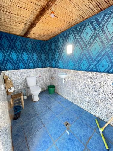MhamidMhamid Sahara Golden Dunes Camp - Chant Du Sable的蓝色瓷砖浴室设有卫生间和水槽